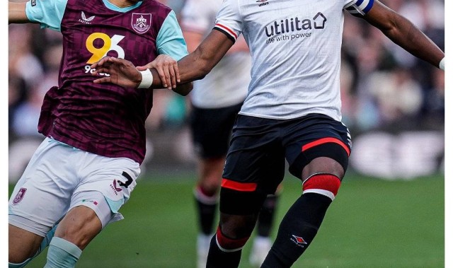 天差地别卢顿惨败给一起降级的伯恩利，两队分列英冠首尾两端