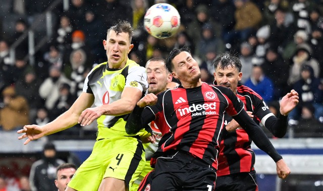 （体育）足球——德甲：法兰克福平多特蒙德