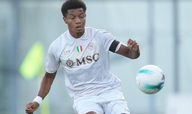 霍伊伦飞往那不勒斯，租借交易细节揭晓：他能否在意甲展现潜力？