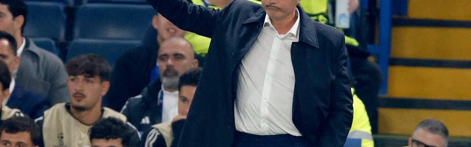 穆帅重返切尔西全场起立鼓掌 致敬之余霸气化解客队球迷嘘声