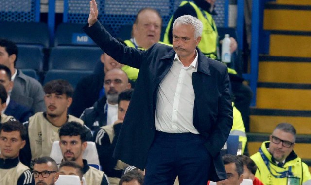 穆帅重返切尔西全场起立鼓掌 致敬之余霸气化解客队球迷嘘声