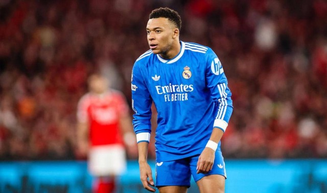 欧冠淘汰赛首回合：63岁穆帅红牌被罚，维尼修斯世界波助皇马先拔头筹