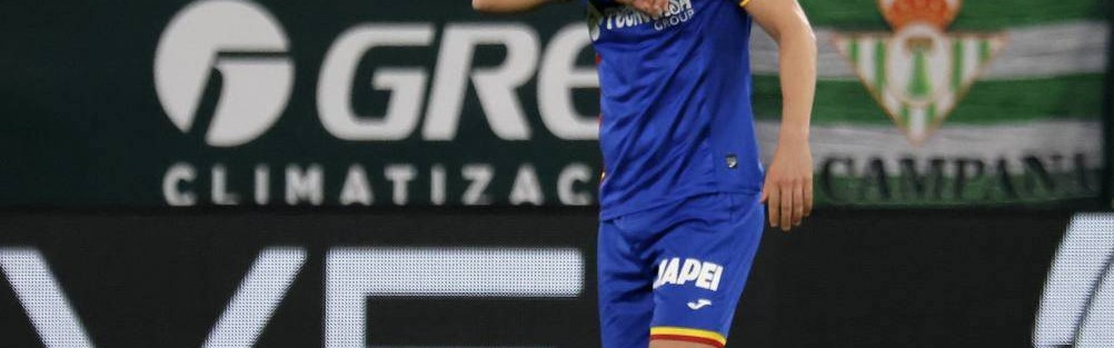 西甲西乙赛季中场休息：皇家奥维耶多与体育俱乐部的悬崖边舞蹈