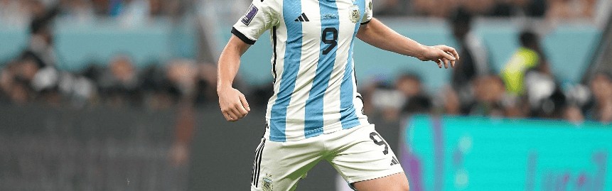 巴萨皇马巨星合体围剿阿根廷新王梅西接班人能否扛住西甲双雄？