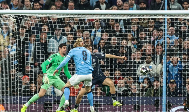 阿诺德赛后疑似模仿多库盘带，引发皇马球迷热议他的未来