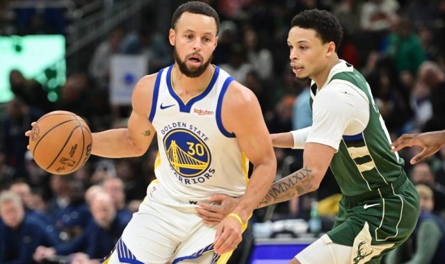 库里空砍27分字母伤停 罗林斯32+8勇士爆冷负雄鹿